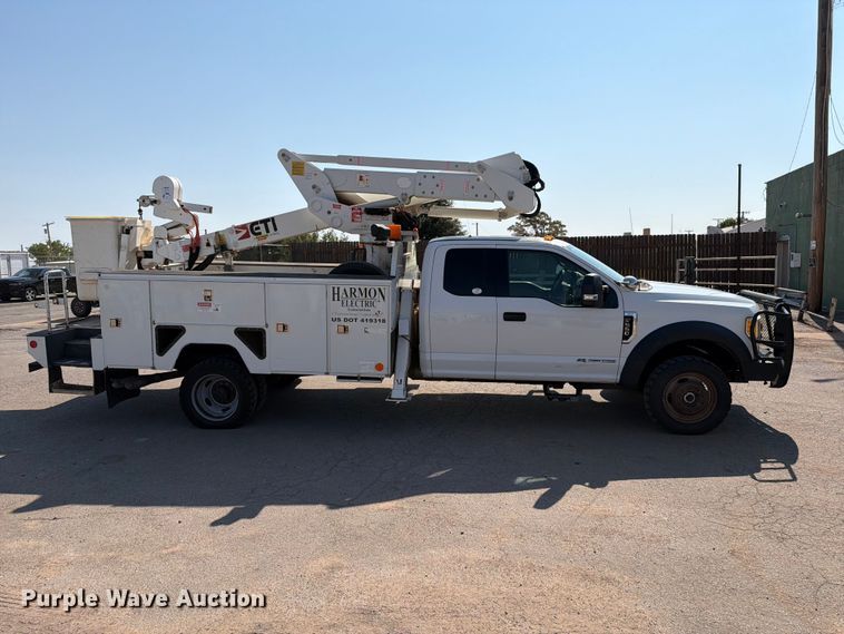 2017 Ford F-550 Bucket Truck - photo 4