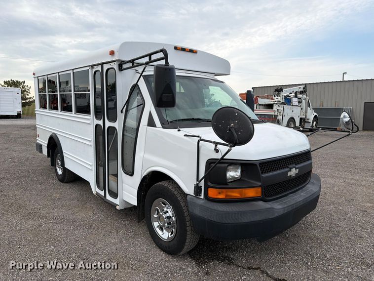 2005 Chevrolet Express 3500 Shuttle Bus - photo 3