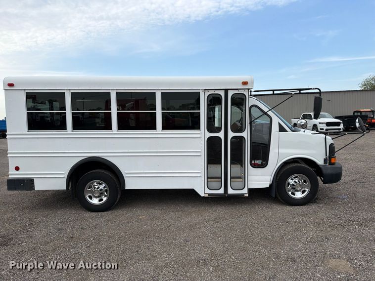 2005 Chevrolet Express 3500 Shuttle Bus - photo 4