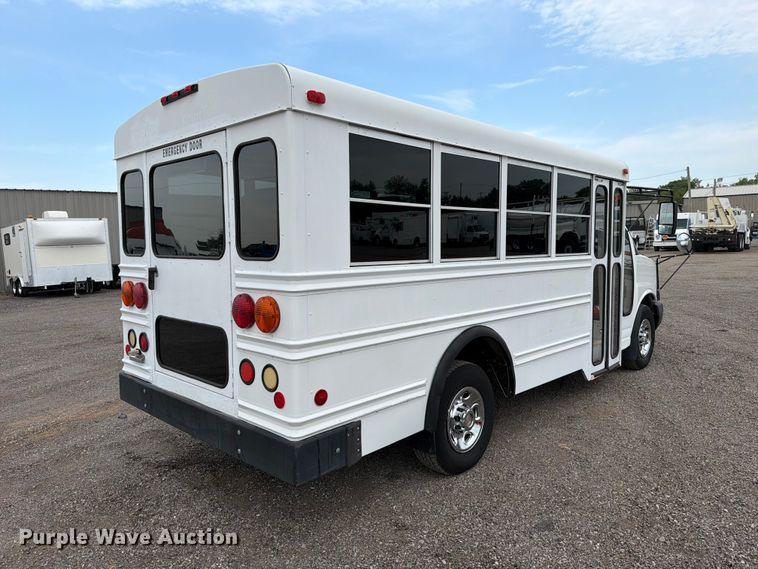 2005 Chevrolet Express 3500 Shuttle Bus - photo 5