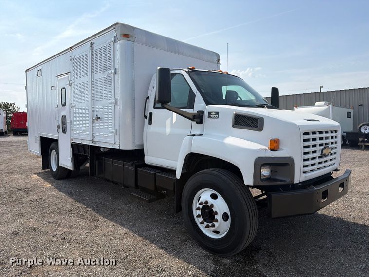 2007 Chevrolet C7000 Box Truck - photo 3