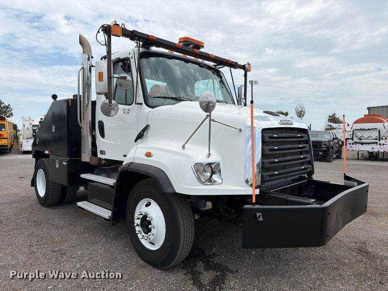 2015 Freightliner 114SD Toter Truck - photo 3