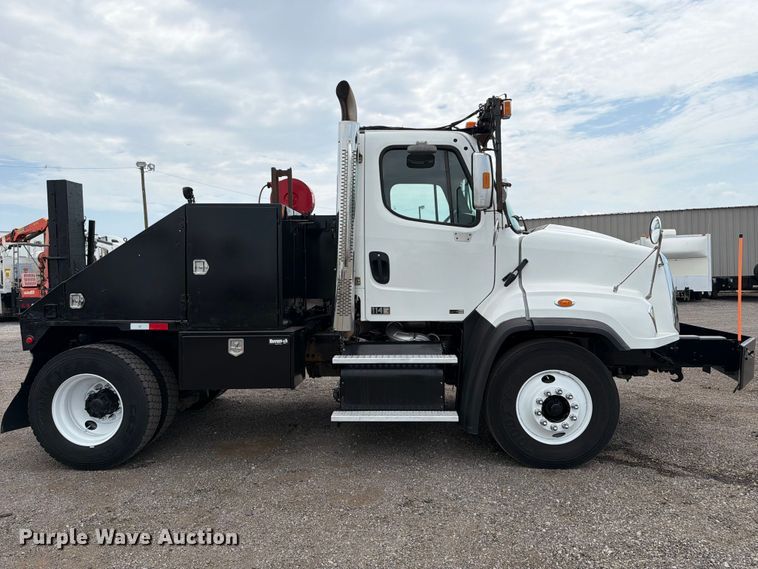 2015 Freightliner 114SD Toter Truck - photo 4