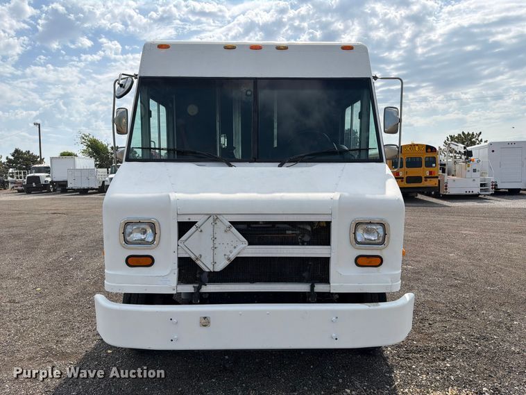 2001 Freightliner MT55 Delivery Truck - photo 2