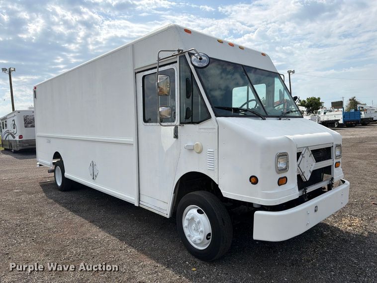 2001 Freightliner MT55 Delivery Truck - photo 3