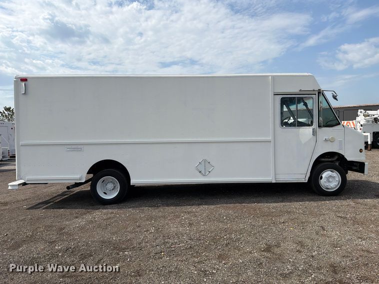 2001 Freightliner MT55 Delivery Truck - photo 4