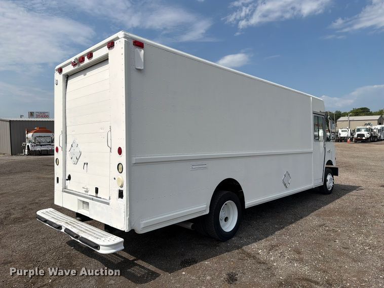 2001 Freightliner MT55 Delivery Truck - photo 5