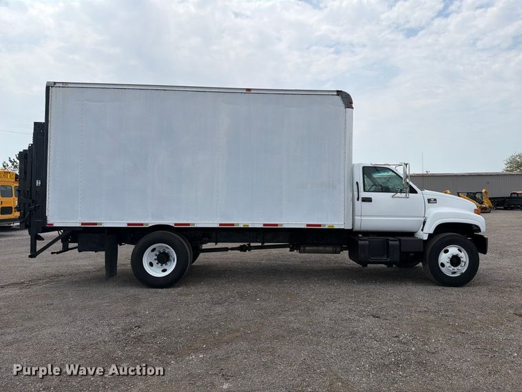 2002 Chevrolet C6500 Box Truck - photo 4