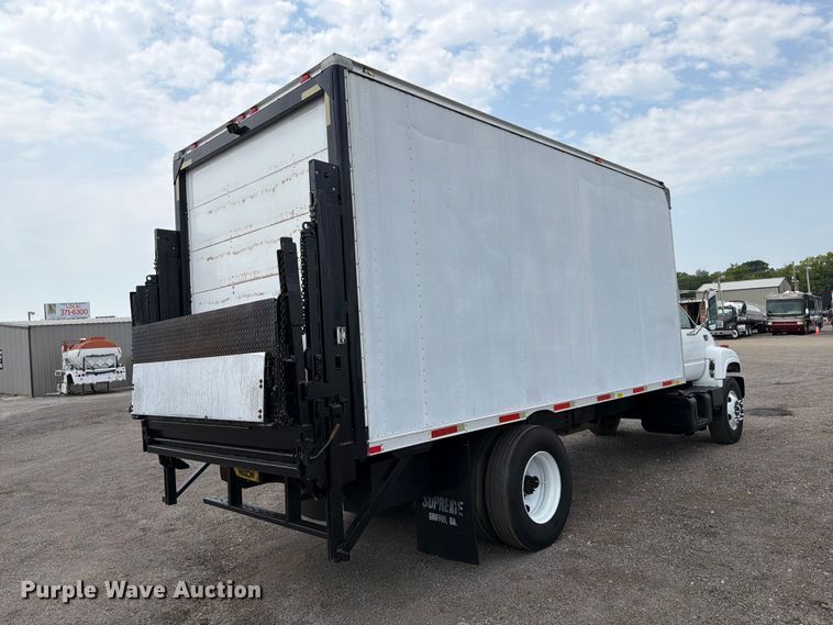 2002 Chevrolet C6500 Box Truck - photo 5