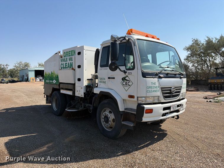 2009 UD UD3300 Street Sweeper Truck - photo 3