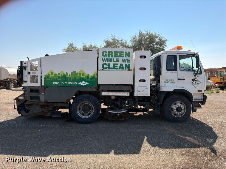 2009 UD UD3300 Street Sweeper Truck - photo 4
