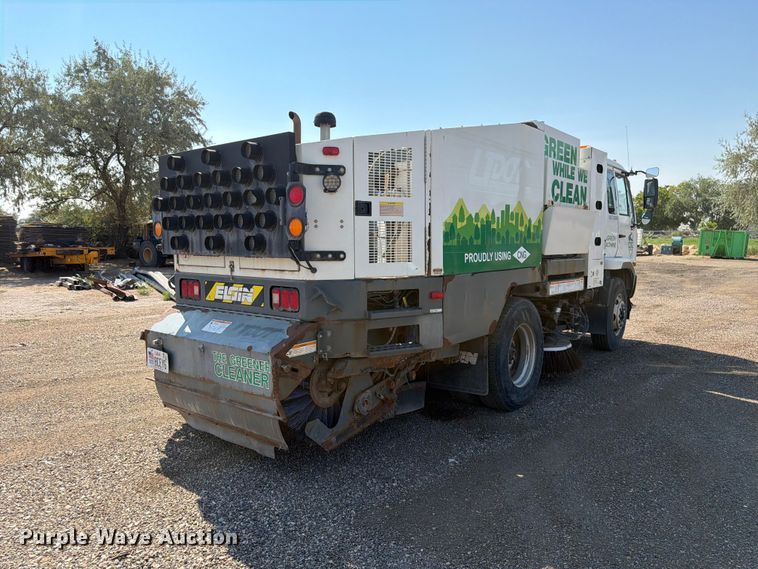 2009 UD UD3300 Street Sweeper Truck - photo 5