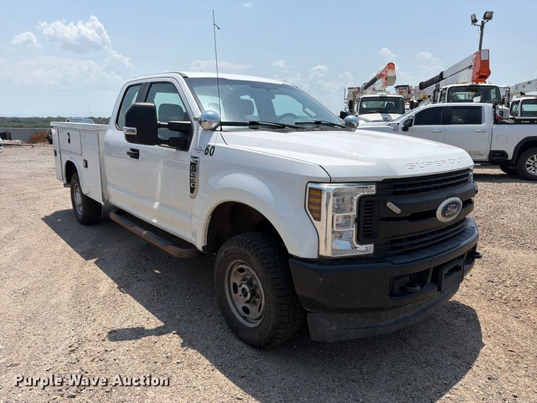 2019 Ford F250 Super Duty Ext. Cab Utility Bed Pickup Truck - photo 3