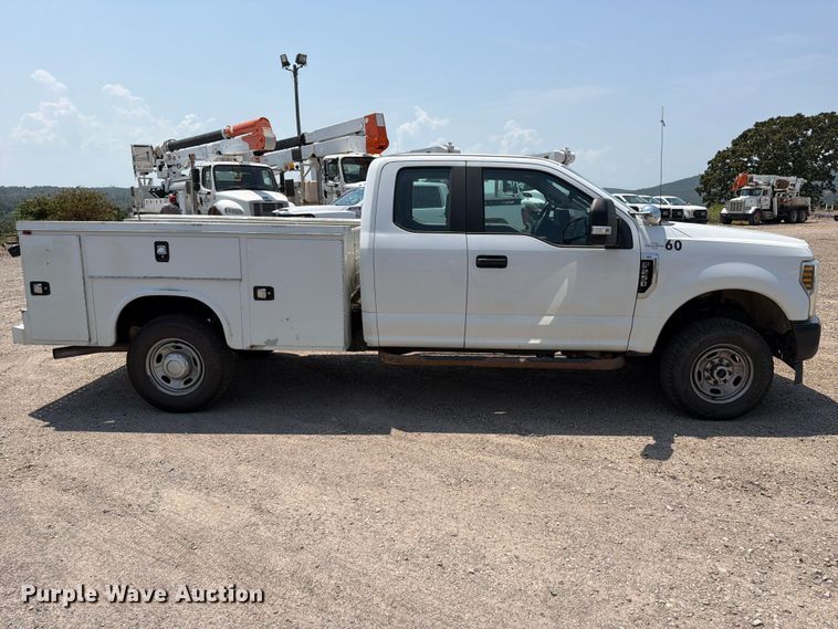 2019 Ford F250 Super Duty Ext. Cab Utility Bed Pickup Truck - photo 4