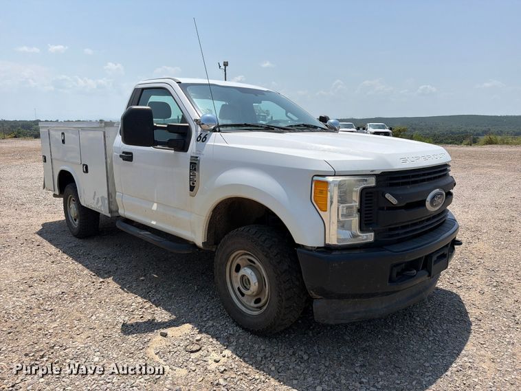 2017 Ford F250 Super Duty Utility Bed Pickup Truck - photo 3