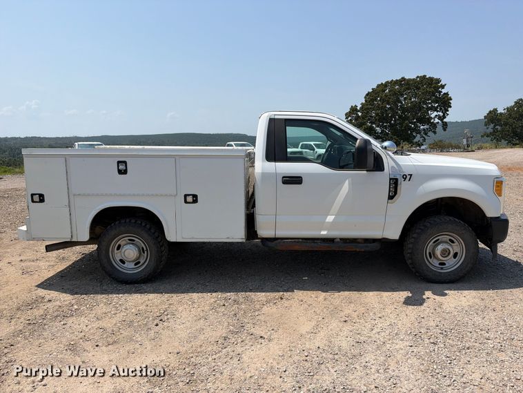 2017 Ford F250 Super Duty Utility Bed Pickup Truck - photo 4