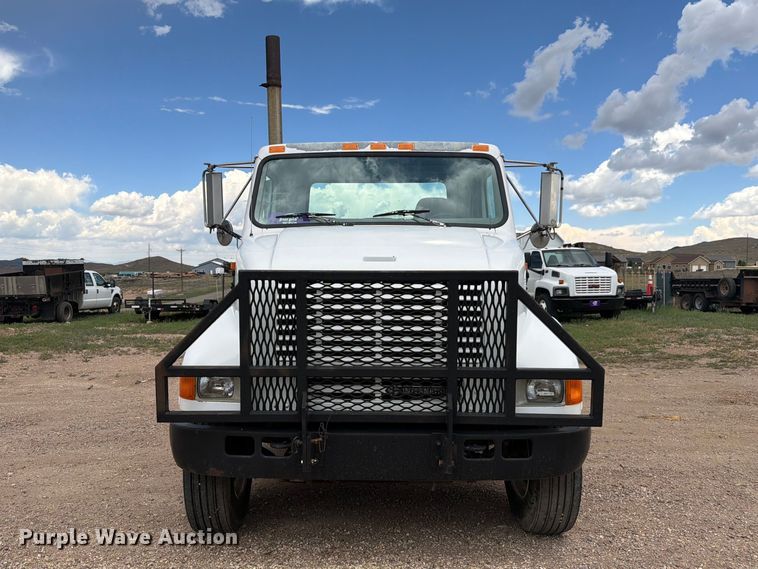 2001 International 8100 Truck Cab And Chassis - photo 2
