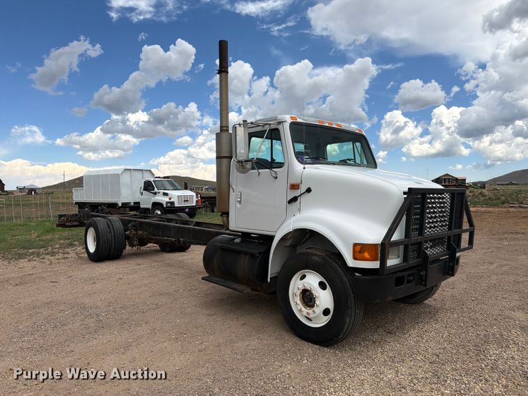 2001 International 8100 Truck Cab And Chassis - photo 3