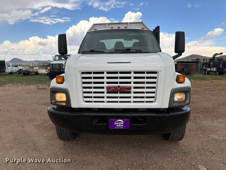 2007 GMC C7500 Chipper Truck - photo 2
