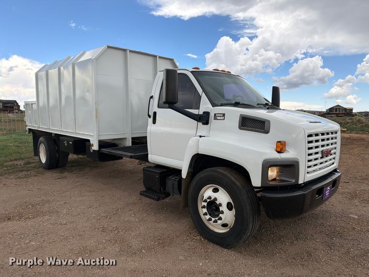 2007 GMC C7500 Chipper Truck - photo 3