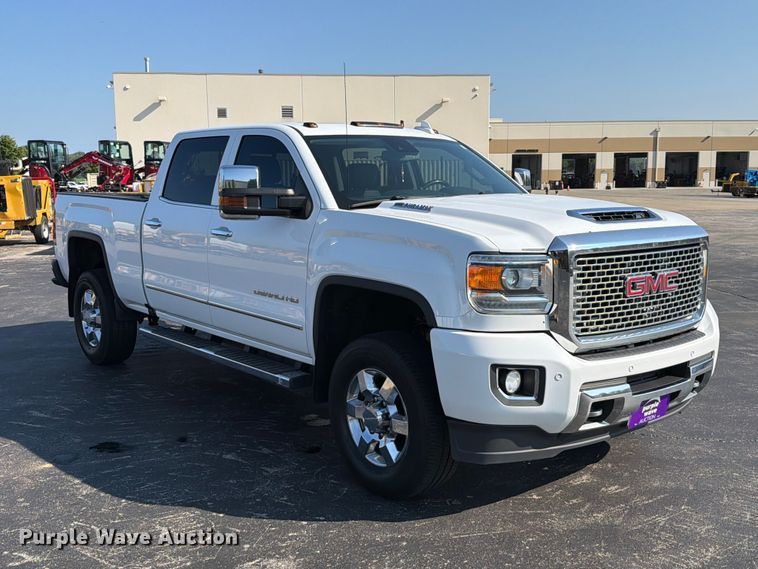 2017 GMC Sierra 2500HD Denali Crew Cab Pickup Truck - photo 3