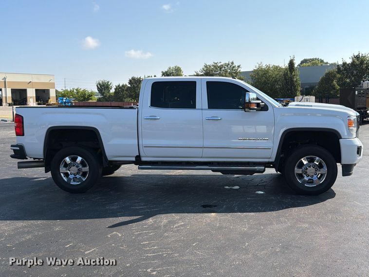 2017 GMC Sierra 2500HD Denali Crew Cab Pickup Truck - photo 4