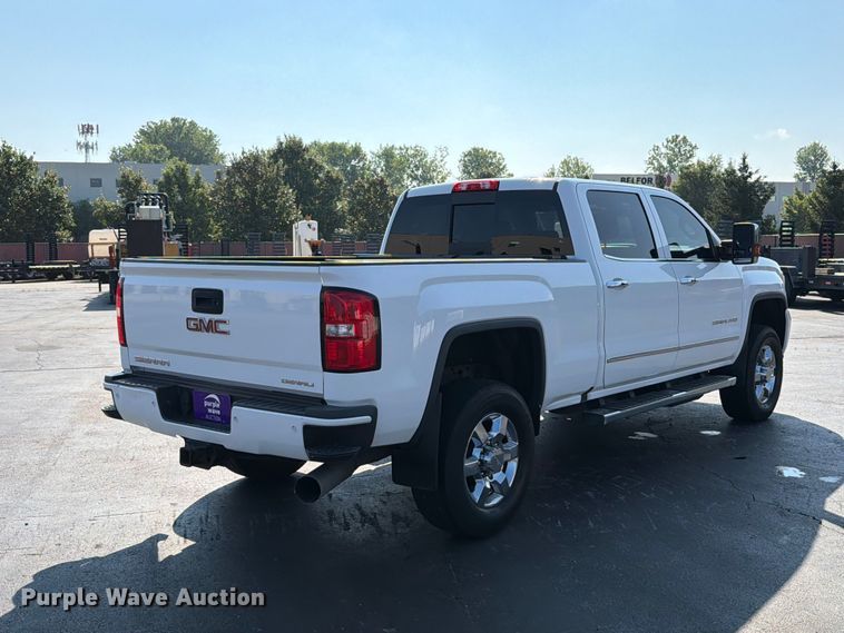 2017 GMC Sierra 2500HD Denali Crew Cab Pickup Truck - photo 5
