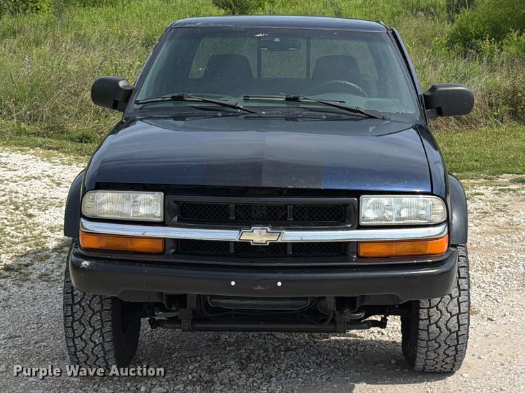 2002 Chevrolet S10 LS Ext. Cab Pickup Truck - photo 2