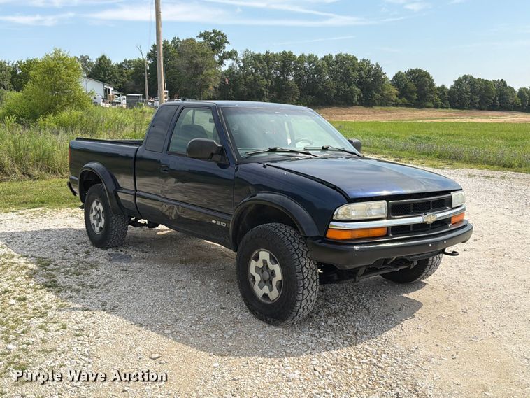 2002 Chevrolet S10 LS Ext. Cab Pickup Truck - photo 3