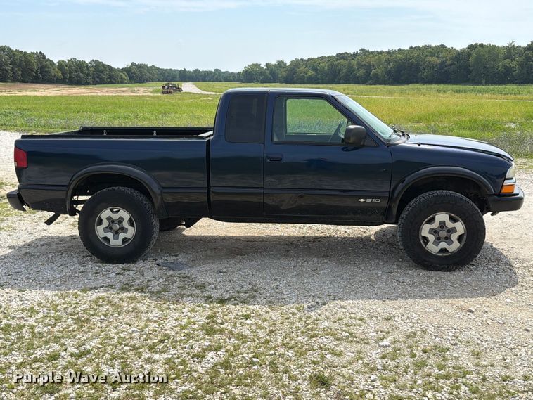 2002 Chevrolet S10 LS Ext. Cab Pickup Truck - photo 4
