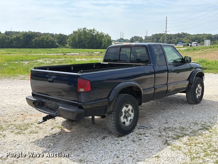 2002 Chevrolet S10 LS Ext. Cab Pickup Truck - photo 5