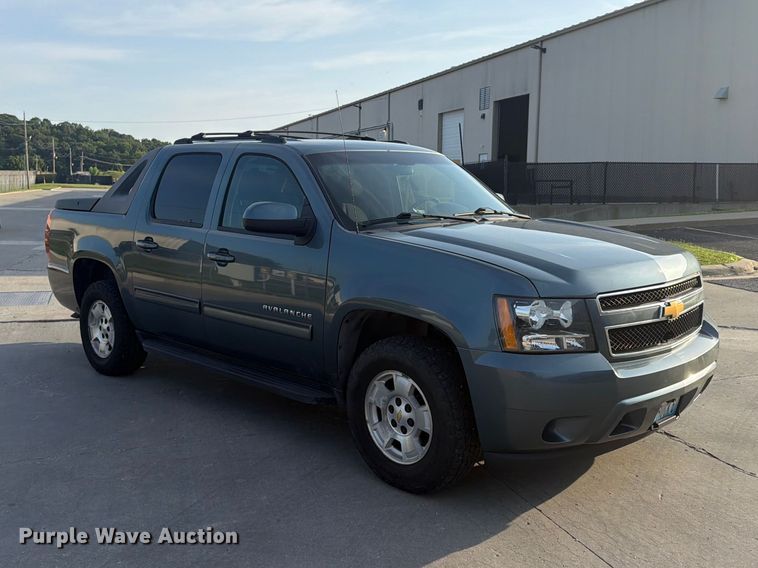 2011 Chevrolet Avalanche Crew Cab Pickup Truck - photo 3