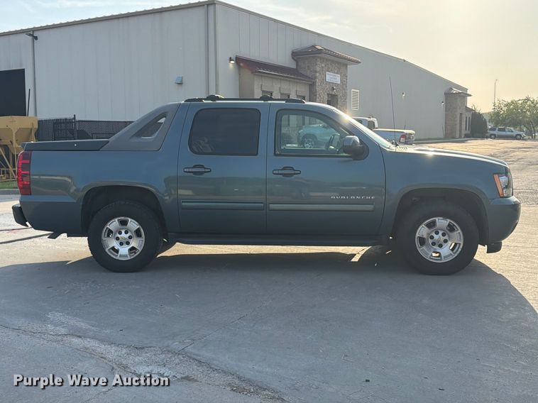 2011 Chevrolet Avalanche Crew Cab Pickup Truck - photo 4