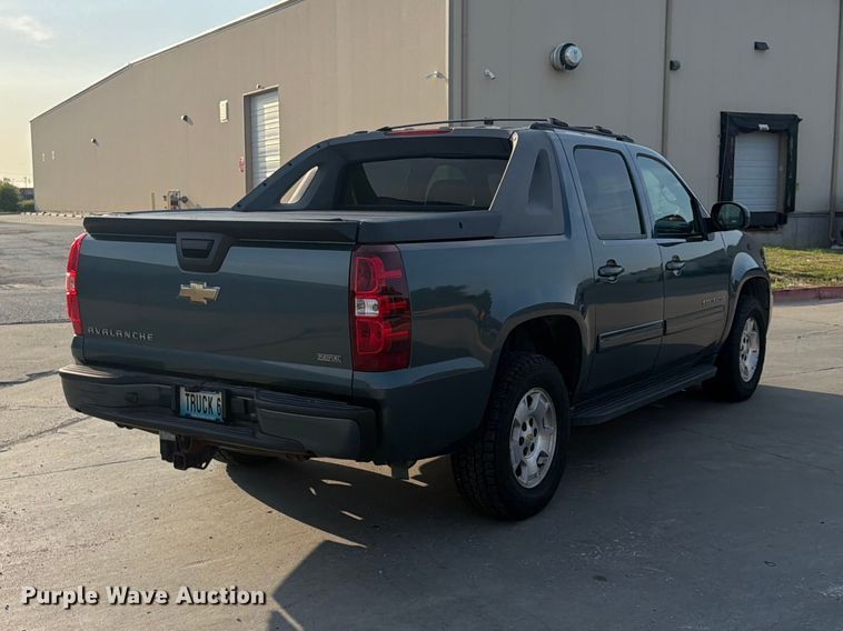 2011 Chevrolet Avalanche Crew Cab Pickup Truck - photo 5