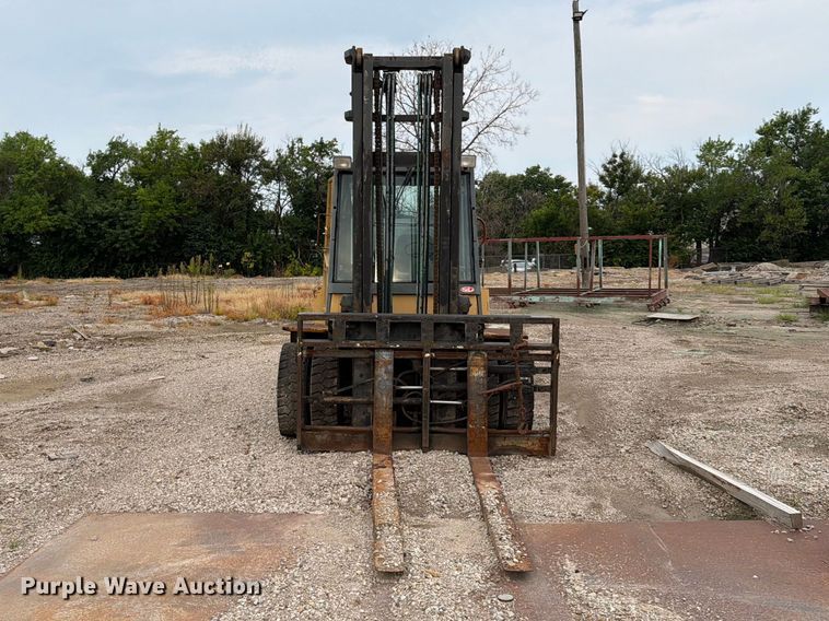 Caterpillar DP70 Forklift - photo 2