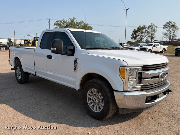 2017 Ford F250 Super Duty XLT Ext. Cab Pickup Truck - photo 3