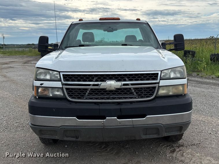 2005 Chevrolet Silverado 3500 Utility Bed Pickup Truck - photo 2