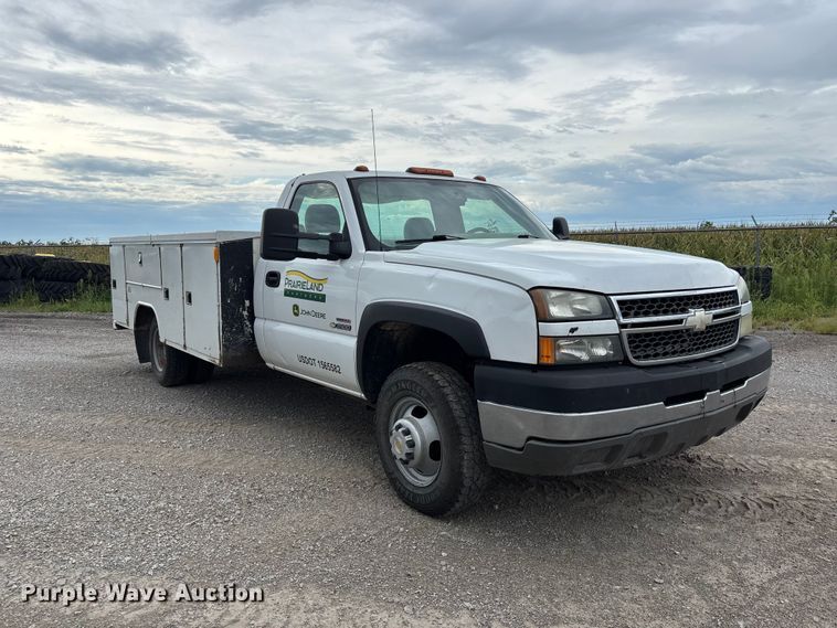 2005 Chevrolet Silverado 3500 Utility Bed Pickup Truck - photo 3