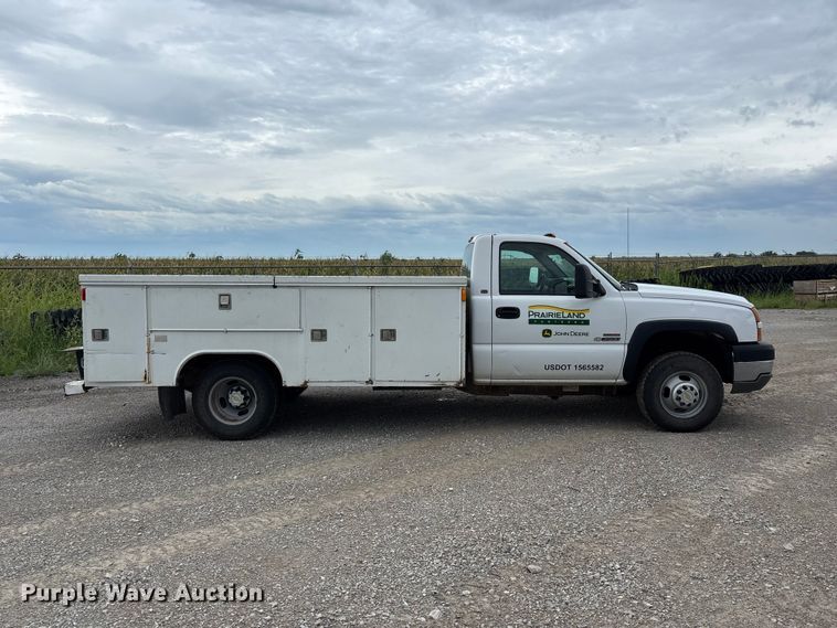 2005 Chevrolet Silverado 3500 Utility Bed Pickup Truck - photo 4