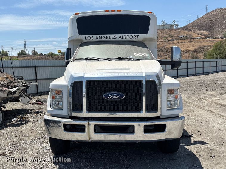 2019 Ford F650 Super Duty Shuttle Bus - photo 2