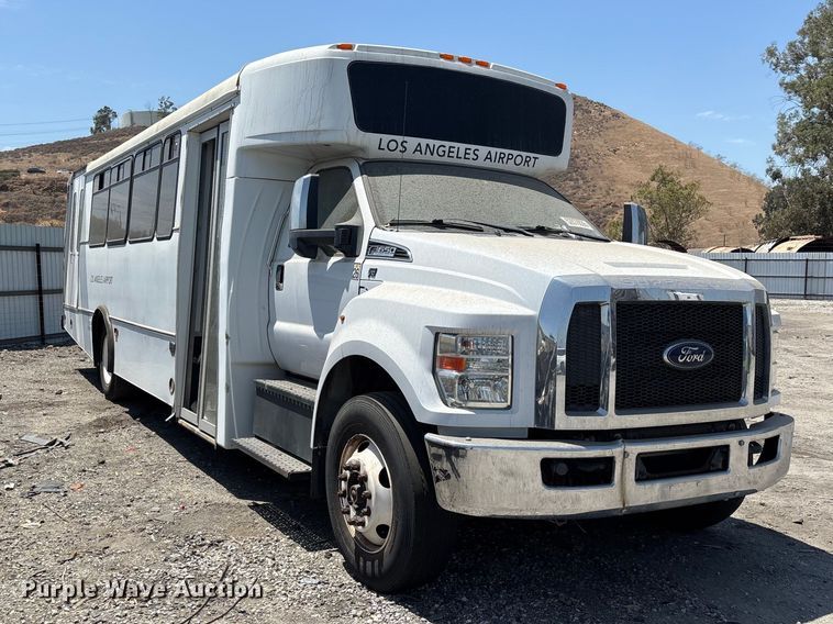 2019 Ford F650 Super Duty Shuttle Bus - photo 3