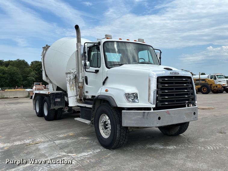 2015 Freightliner 114SD Ready Mix Truck - photo 3