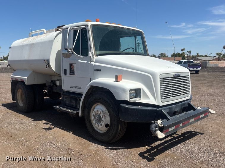 2000 Freightliner FL70 Water Truck - photo 3