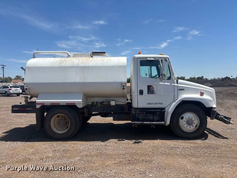 2000 Freightliner FL70 Water Truck - photo 4
