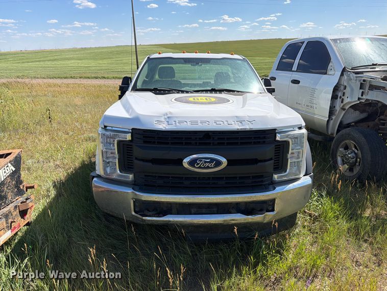2017 Ford F550 Super Duty Truck Cab And Chassis - photo 2
