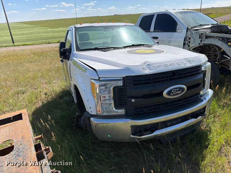 2017 Ford F550 Super Duty Truck Cab And Chassis - photo 3