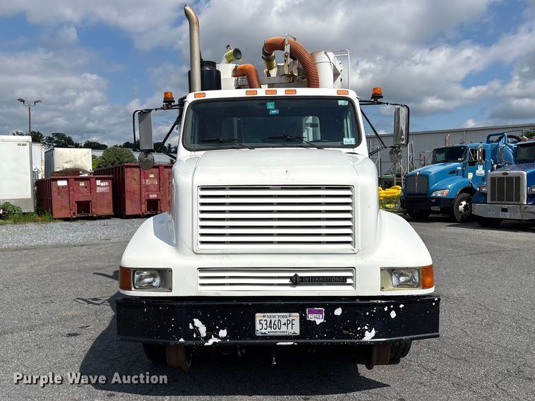 1999 International 2674 Vacuum Truck - photo 2