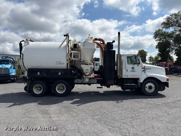 1999 International 2674 Vacuum Truck - photo 4