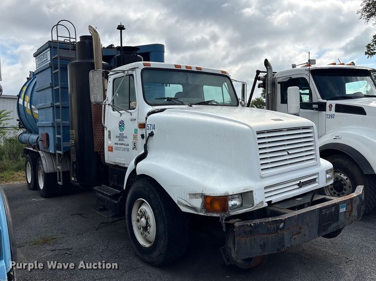 2000 International 2674 Vacuum Truck - photo 3