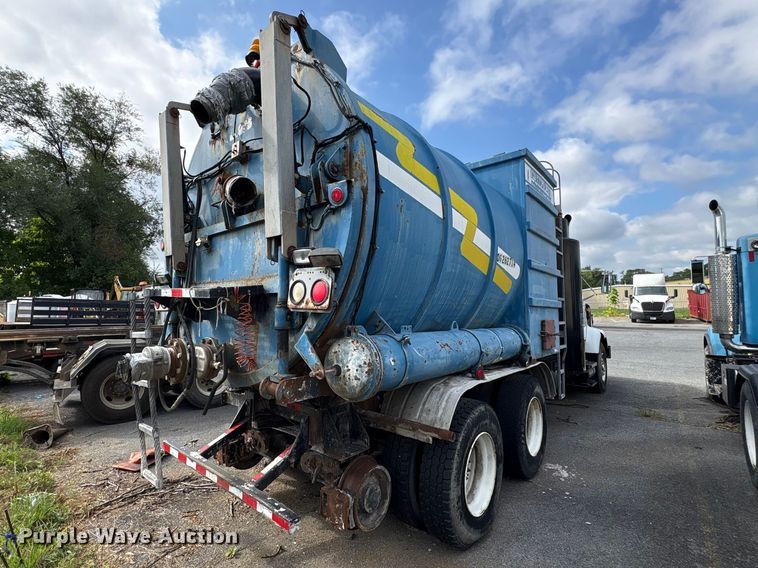 2000 International 2674 Vacuum Truck - photo 4